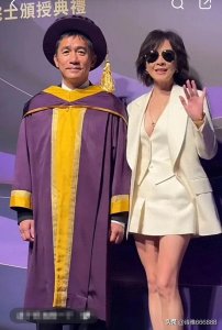 梁朝伟携妻子刘嘉玲出席荣誉院士颁奖典礼,夫妻恩爱同框幸福满满