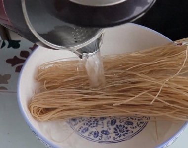 ​酸辣粉怎么做才好吃，原来在家做这么简单，2分钟就能学会