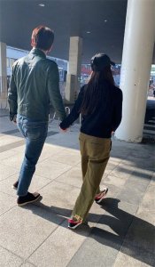​Rain与妻子金泰熙牵手散步被偶遇 结婚多依旧恩爱