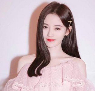 ​都说证件照是“照妖镜”，看到鞠婧祎晒出的照片后，网友沸腾了！