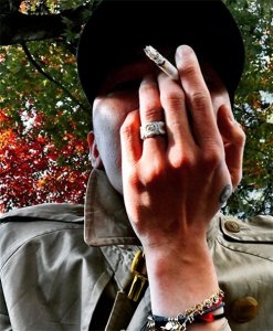 ​权志龙退伍=颓废？近照皮肤黝黑长痘痘，抽烟留胡茬