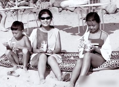 ​1967年，15岁朴槿惠的海边泳装照曝光：那些青涩年华里的幸福印记