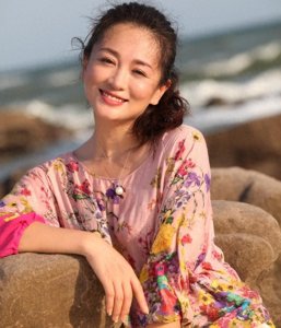 ​知名演员涓子：当红时低调嫁圈外丈夫，生了两子，46岁越活越美