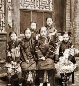 ​清末老照片：清朝童养媳真实状况，8岁产子，孤独终老