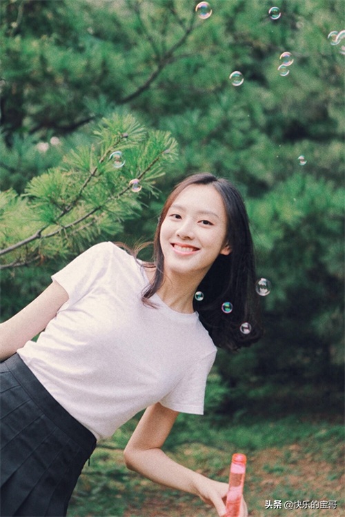 古灵精怪的95后美女演员，孙嘉灵，给人一种初恋般的感觉