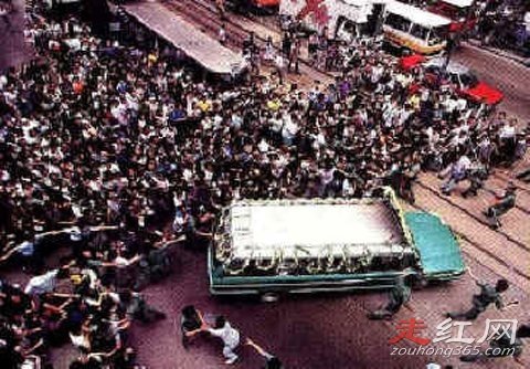 黄家驹死亡遗体遗容照 葬礼无数听众歌迷前来吊唁