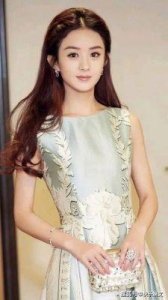 ​赵丽颖35岁近照曝光，脸部韩化明显，五官发福，红唇过于艳丽引人关注