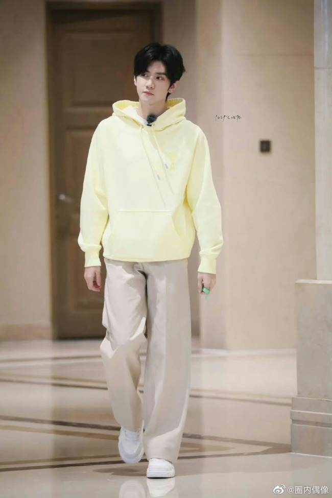 沈月录制综艺路透 是青春灵动的月月子！ 