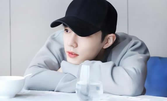 肖战什么时候出道的具体时间 肖战是哪个团的成员