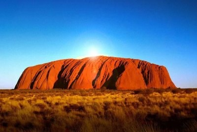 ​艾尔斯岩石，红色的岩石屹立在红色的沙漠中，雄伟壮观！