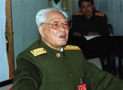 ​1995年，华野的老首长逝世，张震泪流满面：将来谁能送我啊