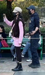 ​唐嫣罗晋久违同框，合体陪4岁女儿逛迪士尼