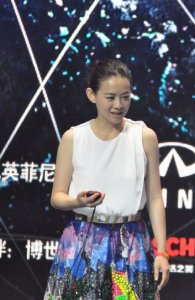 ​46岁曾宝仪素颜照曝光：越长越像曾志伟，有皱纹却最真实