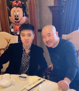 ​赵本山徒弟王小利小儿子正脸曝光，父子同款鼻子，长相遗传母亲