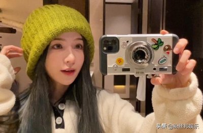 ​时隔两年周二珂终于直播了，素颜出镜不服老，透露已恢复自由身