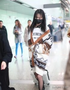 ​郑爽穿黑丝走机场，除了性感更加清纯，纤细双腿太抢镜