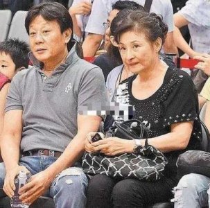 ​寇世勋：一妻一妾，5个儿女，68岁“视帝”，晚年生活幸福