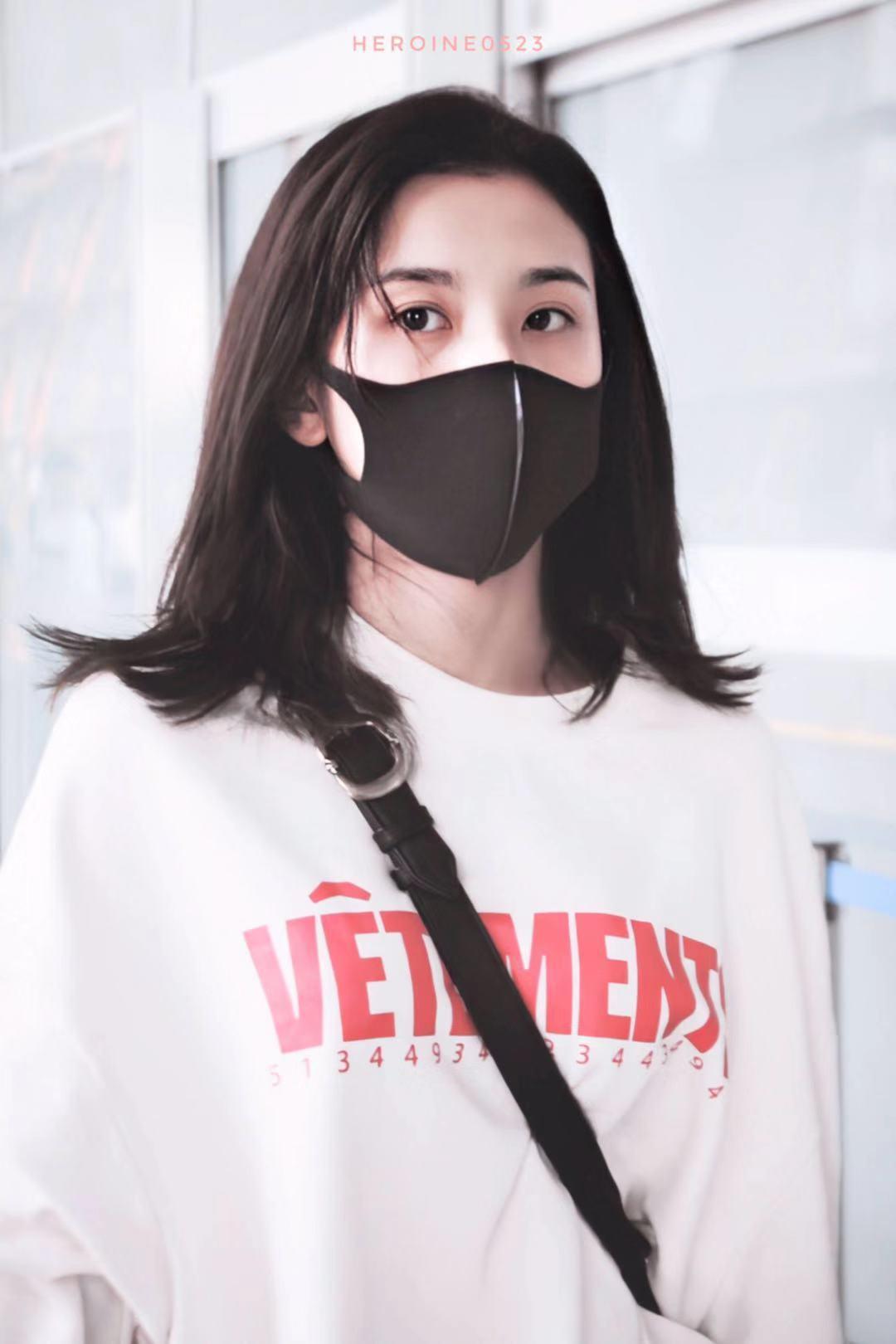 张子枫无惧镜头怼脸,直男自拍角度遭吐槽,无意撞脸宋祖儿