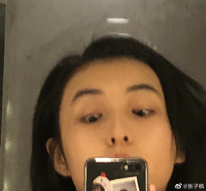 张子枫无惧镜头怼脸,直男自拍角度遭吐槽,无意撞脸宋祖儿