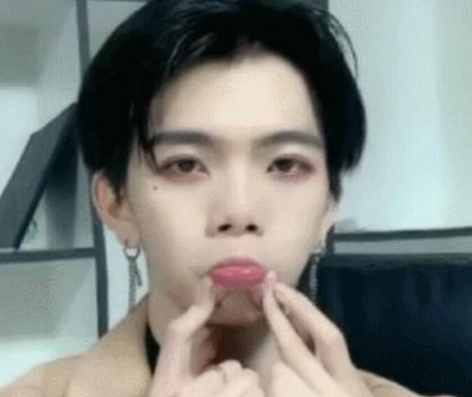 娱乐七鹤大人睡女粉丝事件是真是假,露脸被却掉粉无数(附全脸图) 3