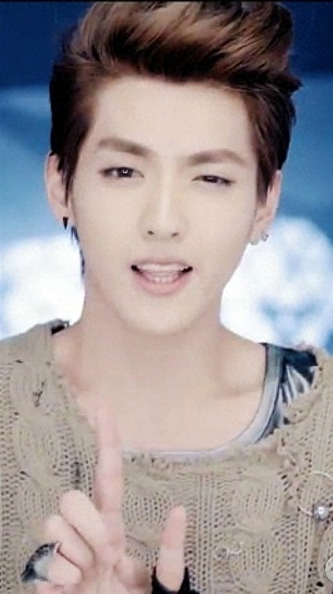 耍的了酷,卖的了萌,就连光头也是帅呆了,长腿欧巴凡先生