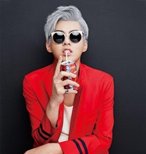 耍的了酷,卖的了萌,就连光头也是帅呆了,长腿欧巴凡先生