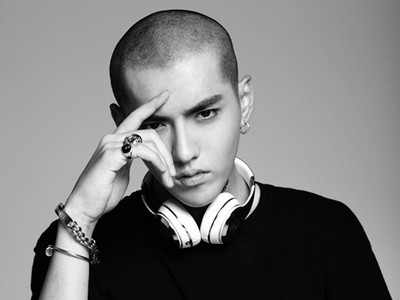 耍的了酷,卖的了萌,就连光头也是帅呆了,长腿欧巴凡先生