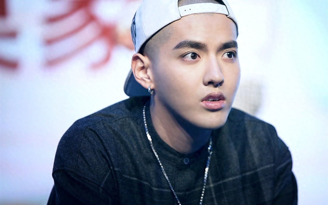 耍的了酷,卖的了萌,就连光头也是帅呆了,长腿欧巴凡先生