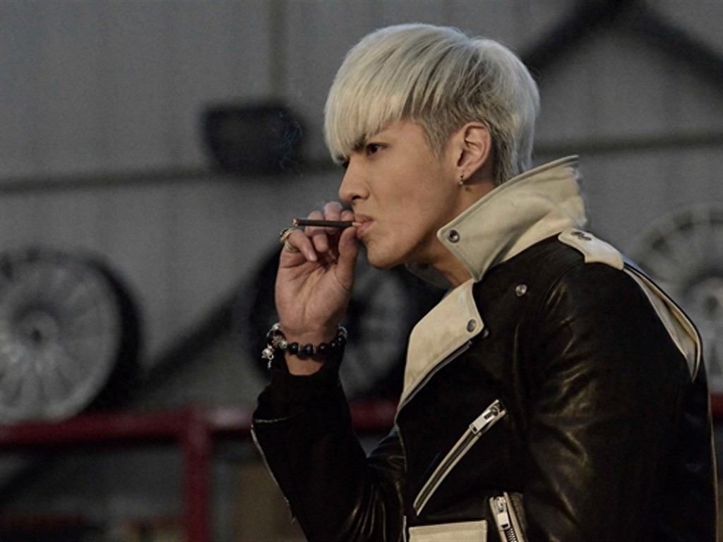 耍的了酷,卖的了萌,就连光头也是帅呆了,长腿欧巴凡先生