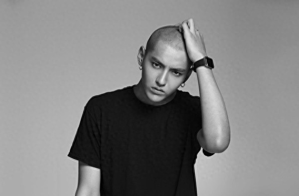 耍的了酷,卖的了萌,就连光头也是帅呆了,长腿欧巴凡先生