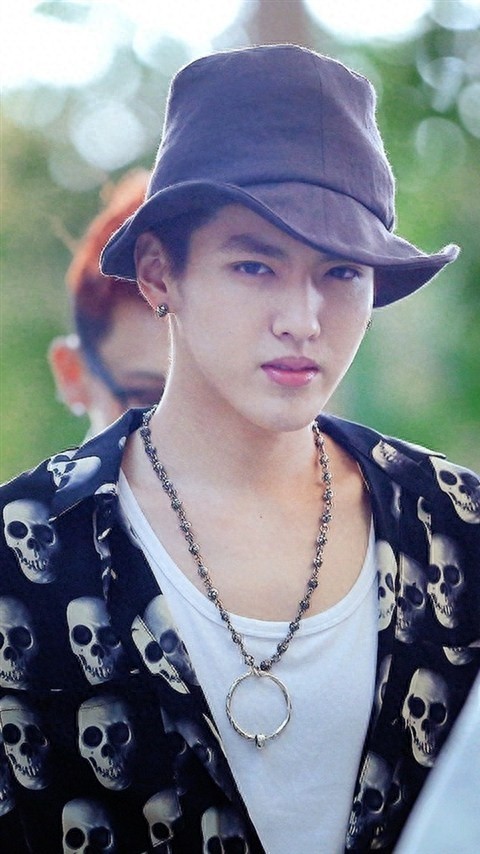 耍的了酷,卖的了萌,就连光头也是帅呆了,长腿欧巴凡先生