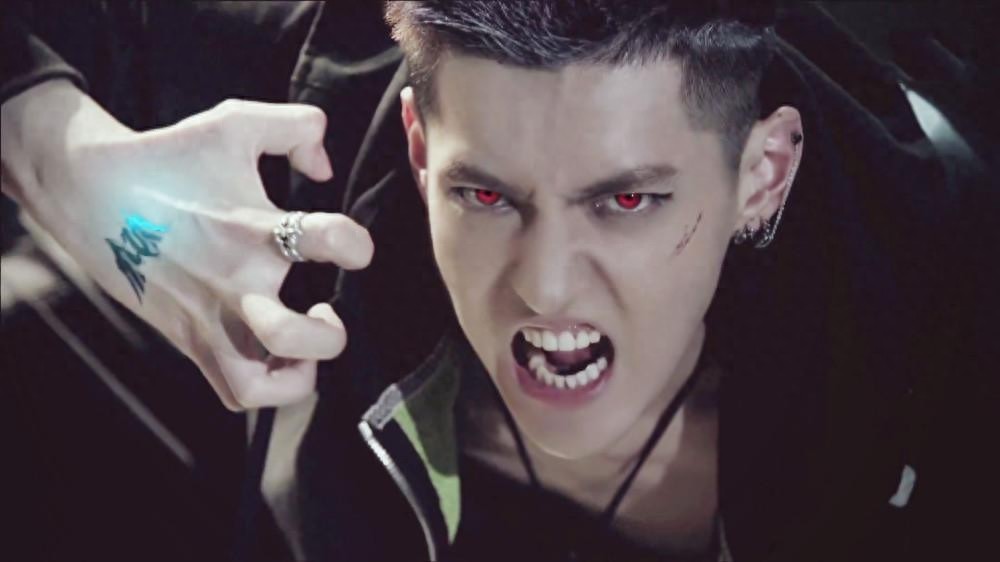 耍的了酷,卖的了萌,就连光头也是帅呆了,长腿欧巴凡先生