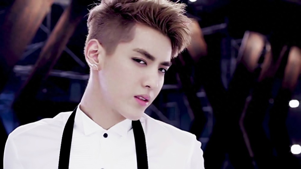 耍的了酷,卖的了萌,就连光头也是帅呆了,长腿欧巴凡先生