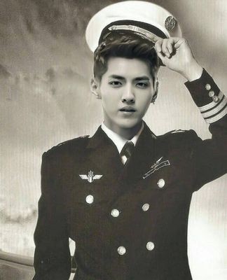 耍的了酷,卖的了萌,就连光头也是帅呆了,长腿欧巴凡先生