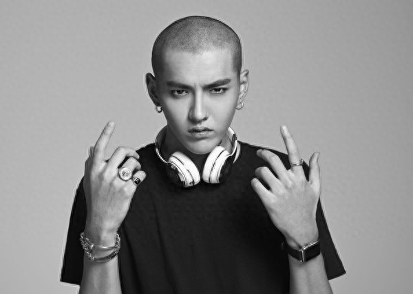 耍的了酷,卖的了萌,就连光头也是帅呆了,长腿欧巴凡先生