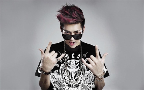 耍的了酷,卖的了萌,就连光头也是帅呆了,长腿欧巴凡先生