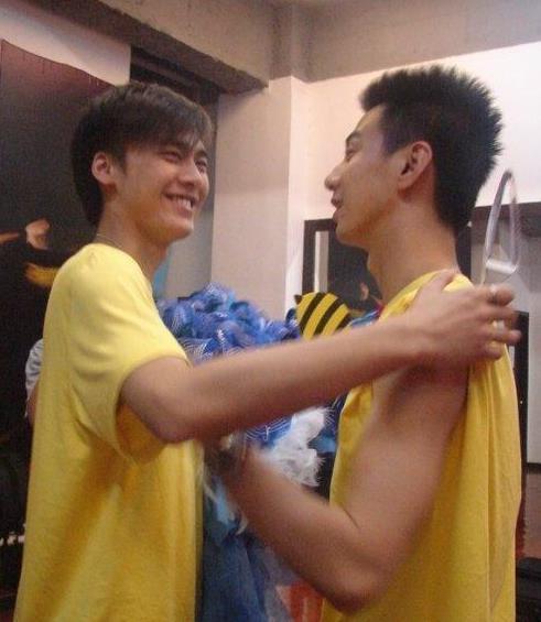 李易峰二十岁生日是这样过的,选秀后台,好友齐聚,简陋却快乐