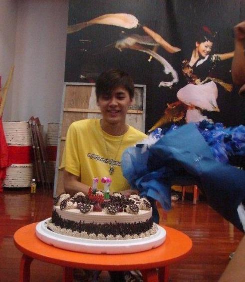 李易峰二十岁生日是这样过的,选秀后台,好友齐聚,简陋却快乐