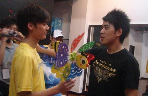 李易峰二十岁生日是这样过的,选秀后台,好友齐聚,简陋却快乐