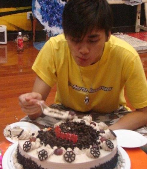 李易峰二十岁生日是这样过的,选秀后台,好友齐聚,简陋却快乐