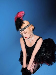 ​宋雨琦性感新照 戴羽毛头饰穿网袜尽显魅惑