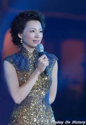 董卿的老公和孩子照片,董卿老公密春雷身价多少？本文共（1174字）