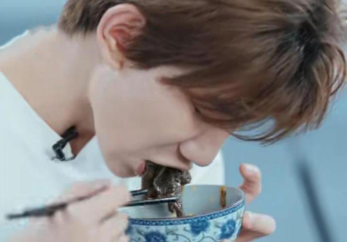 王源最爱吃的不是重庆火锅，而是它，看王源的脸，网友劝他不要吃