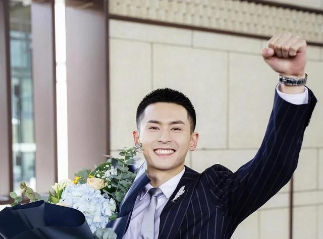 赵薇军旗装道歉事件（赵薇到底做了什么引起国愤民怒）