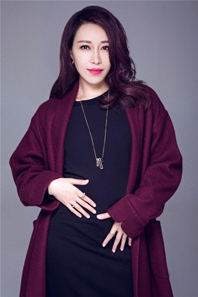 美女歌手金池，歌声磁性有穿透力，唱功与台风俱佳，为舞台而生！