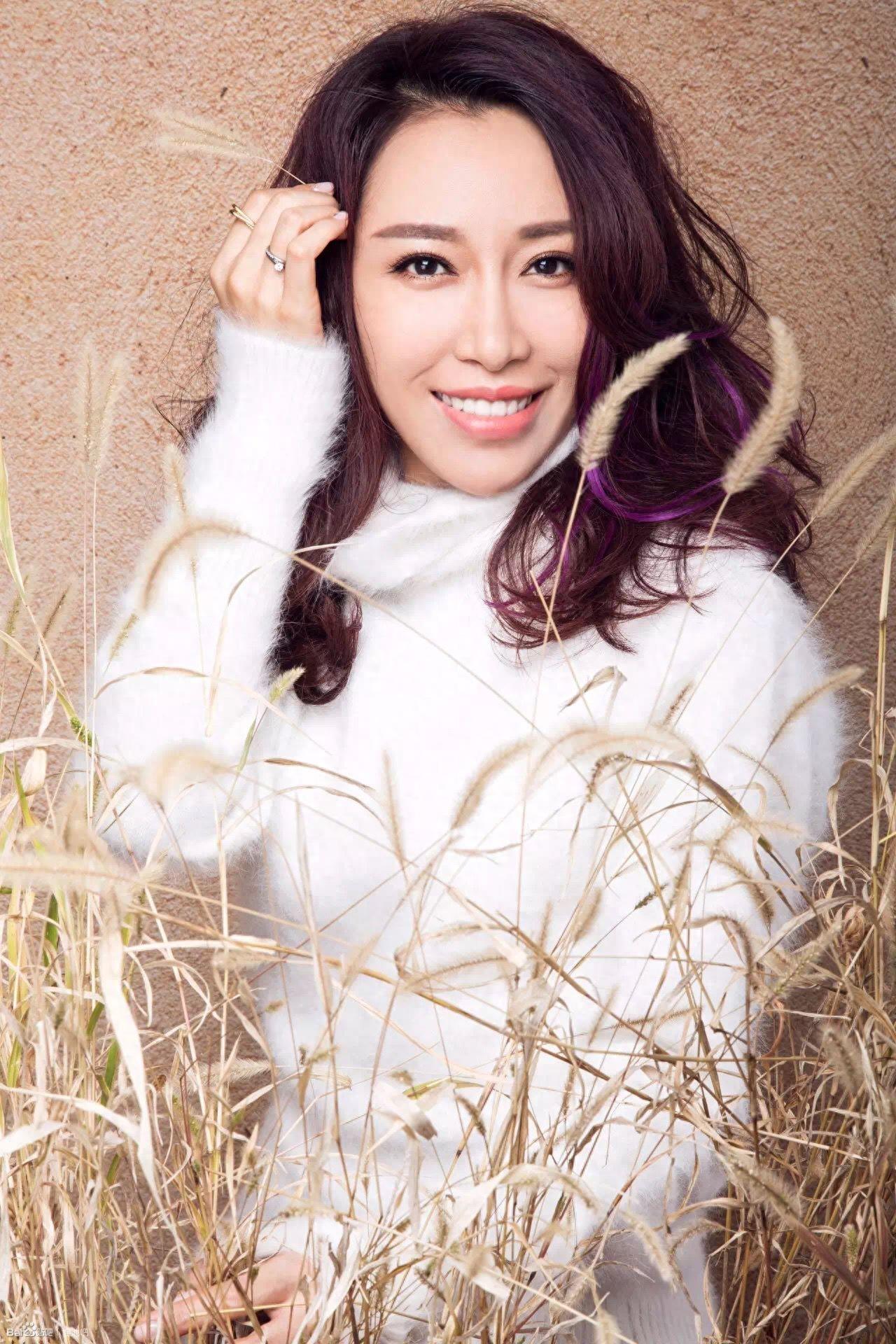 美女歌手金池，歌声磁性有穿透力，唱功与台风俱佳，为舞台而生！