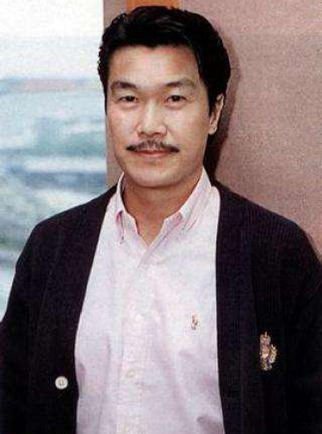 赵雅芝和黄恺杰（赵雅芝与33岁小儿子现身机场）(12)