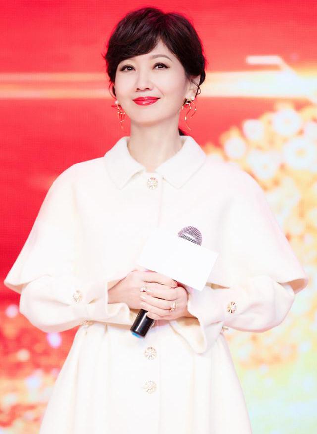 赵雅芝和黄恺杰（赵雅芝与33岁小儿子现身机场）(6)