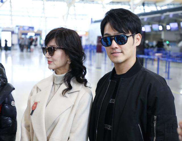 赵雅芝和黄恺杰（赵雅芝与33岁小儿子现身机场）(2)