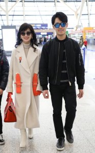 赵雅芝和黄恺杰（赵雅芝与33岁小儿子现身机场）